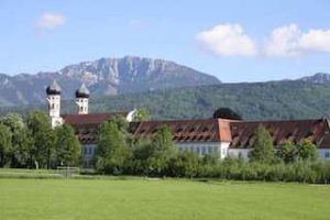 kloster-benediktbeuern-ansicht-berge